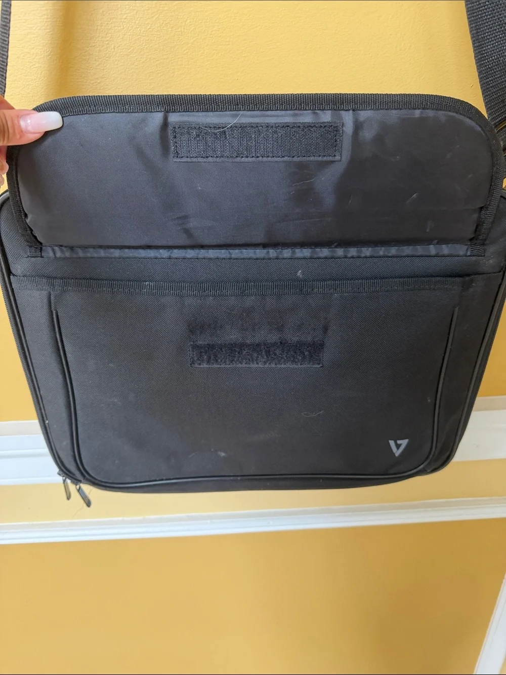 V7 Black Messenger Bag